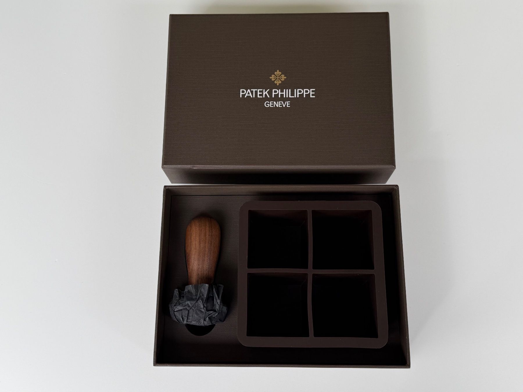 Patek Philippe Uhren: Rare Patek Philippe Ice Cube Tray & Branding Stamp Set – Neu (gemäss Beschreibung) aus Luzern von Cabriolet 3