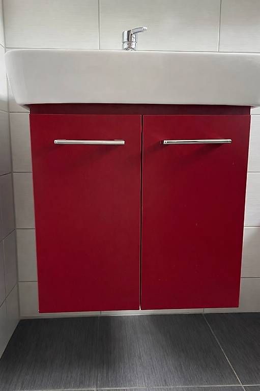 Mobili per bagno: Waschtisch mit Unterschrank, rot, inklusive Hahn – Usato da Steinhausen venduto da gapriccio 1