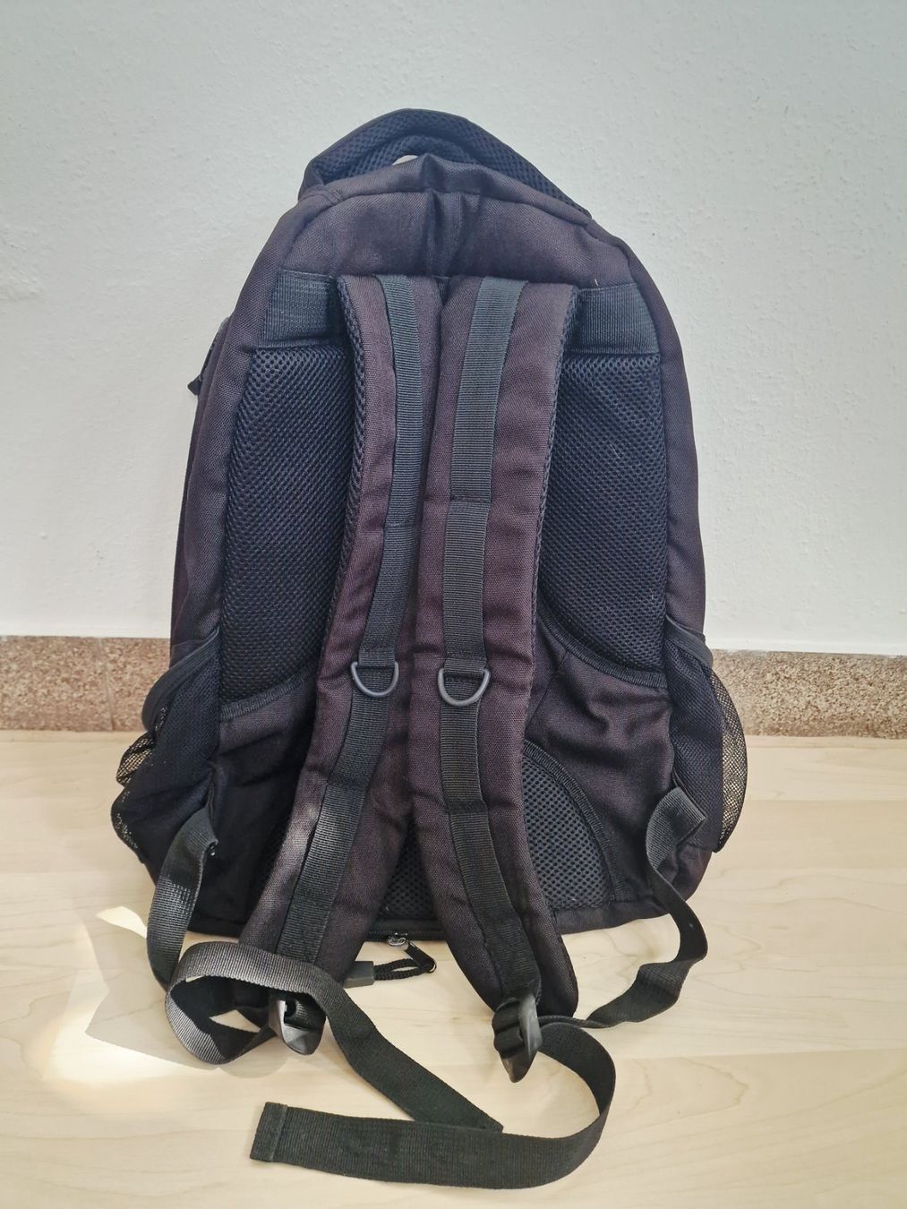 Zaini: Outdoor Rucksack Schwarz mit div. Fächern und Regenschuchtz – Usato da Hallau venduto da CHACLA 1