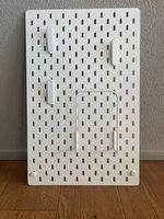 Lochblechtafel mit 4 Haken und Halterung