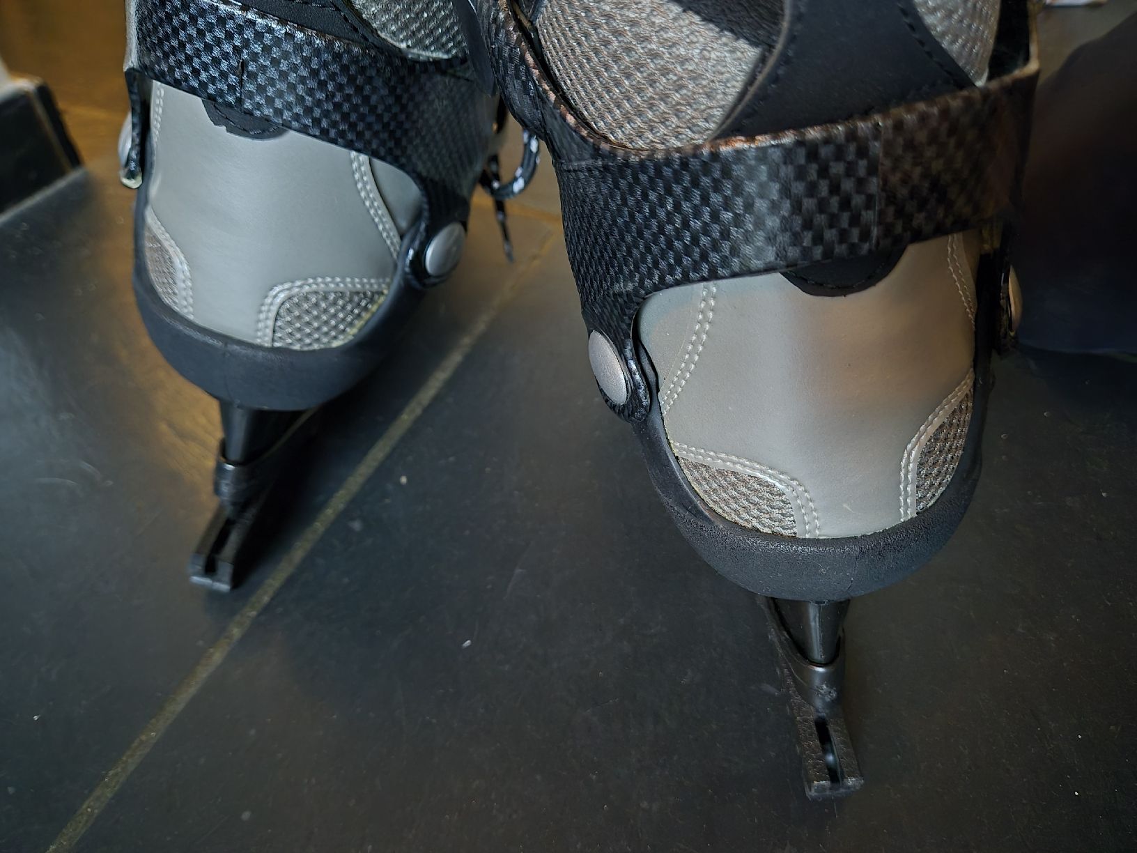 Pattini da ghiaccio: Schlittschuhe Grösse 37 – Usato da Ottenbach venduto da Bonski1 2