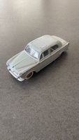 Dinky Toys Peugeot 403 grise avec vitres made in France 24 B