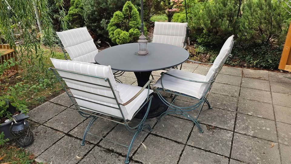 Chaises: Garten Stühle massiv mit Tisch – D'occasion à niederbipp par c10 1