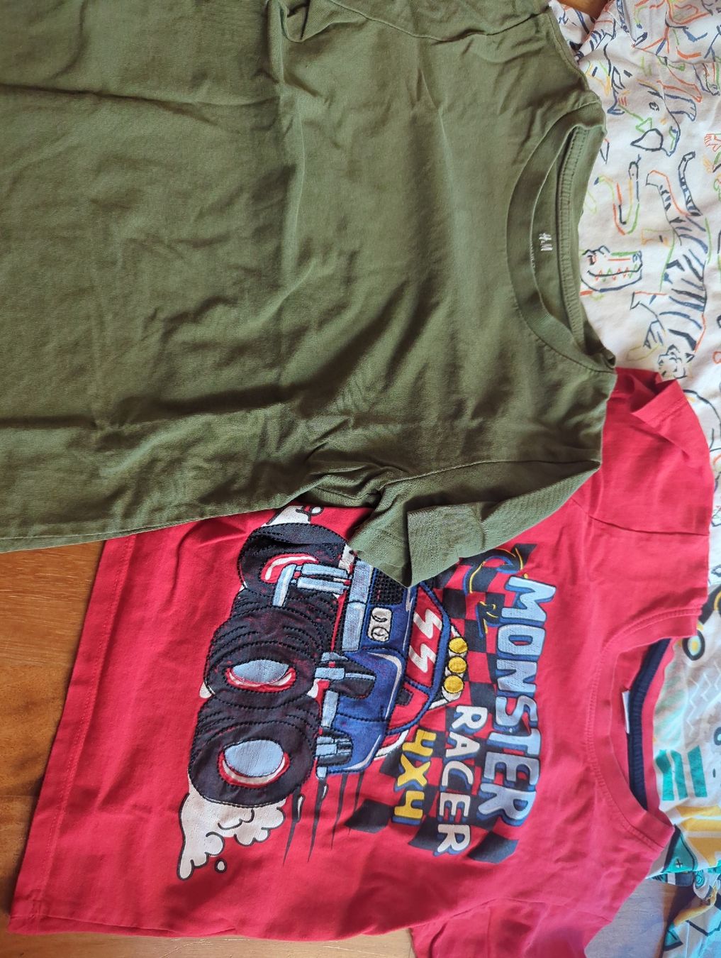 Ensembles coordonnés: T-shirts Gr. 110 – D'occasion à Eglisau par raf_hn2x 2