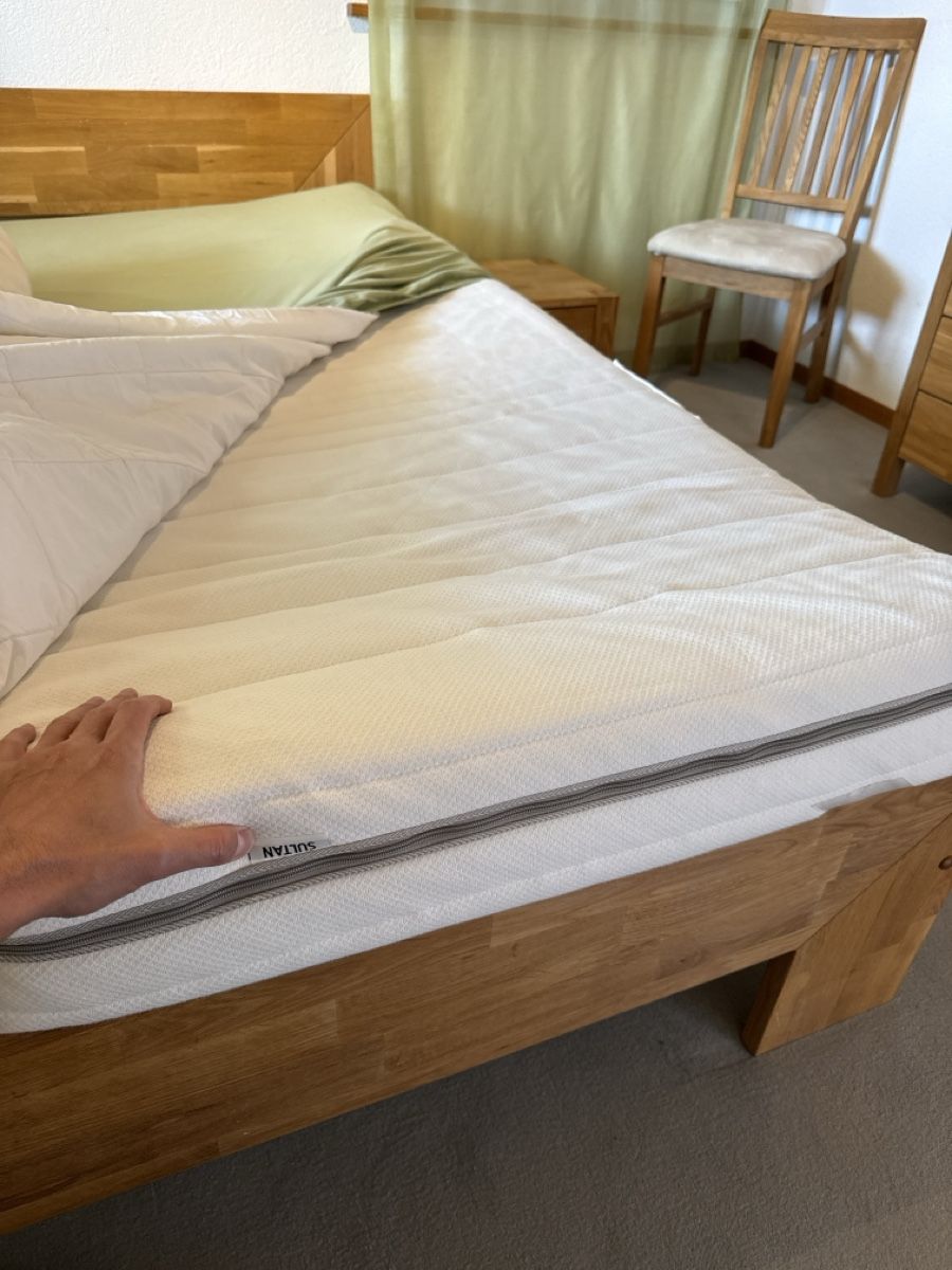 Betten: Doppelbett Eiche massiv mit zwei Nachttischen – Gebraucht aus Bern von 31_Lehmann_10 6