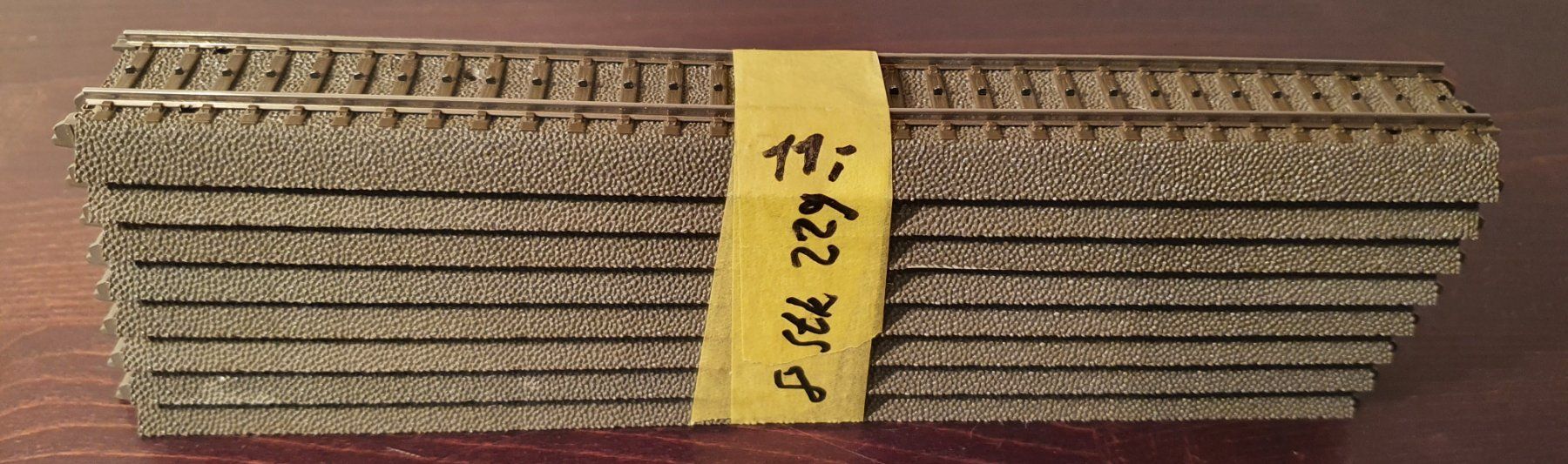 Märklin Modellini di ferrovie: MÄRKLIN: 8 X C-GLEISE GERADE 24229 – Usato da Biglen venduto da taunus82