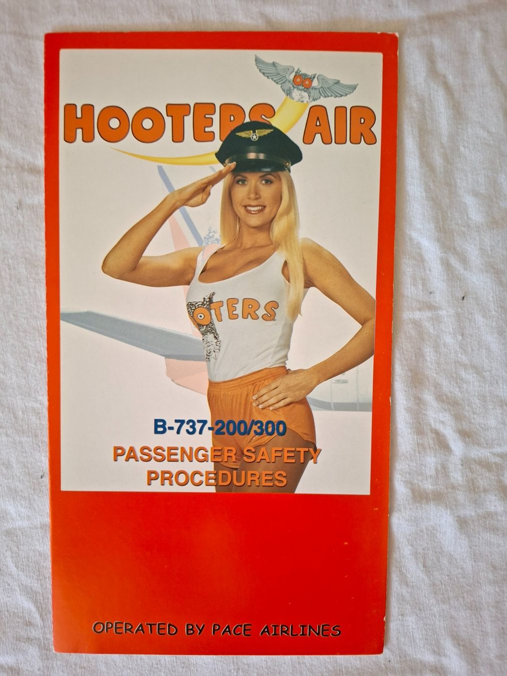 Spielzeuge: HOOTERS AIR SAFTEY CARD – Gebraucht aus Zug von Coffeeshop