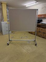 Mobile Filz-Pinnwand / Stellwand auf Rollen