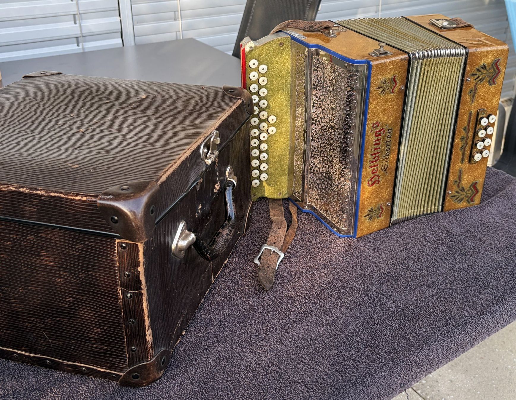 Helbling Musikinstrumente: Akkordeon Schwyzerörgeli Helbling's Silberton mit Koffer – Gebraucht aus Wangen b. Olten von Buntgemischt