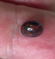 0,8 ct Opale noire naturelle à reflets floraux