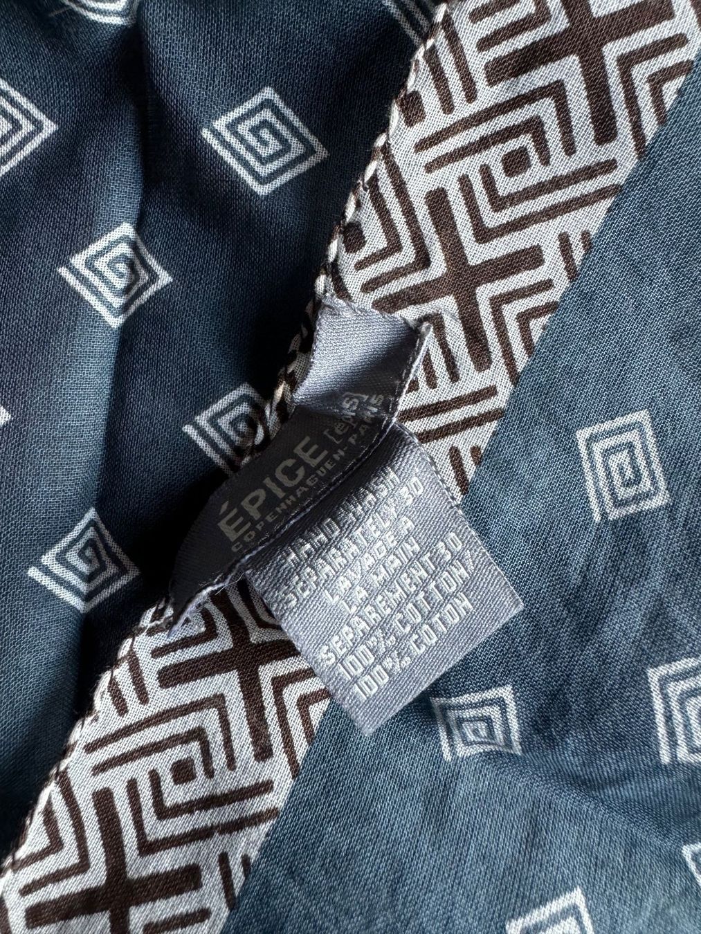 Foulard & Sciarpe: Foulard Épicé 46 par 46 – Nuovo e nell'imballaggio originale da Arnex-sur-Orbe venduto da cameleonfringant
