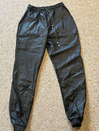 Schwarze Kunstlederhose Gr. S