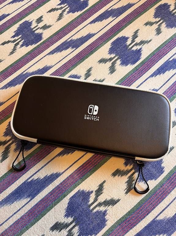 Console: Nintendo Switch Oled + jeux + manette pro et accessoires – Usato da Lausanne venduto da mic_q82j 4