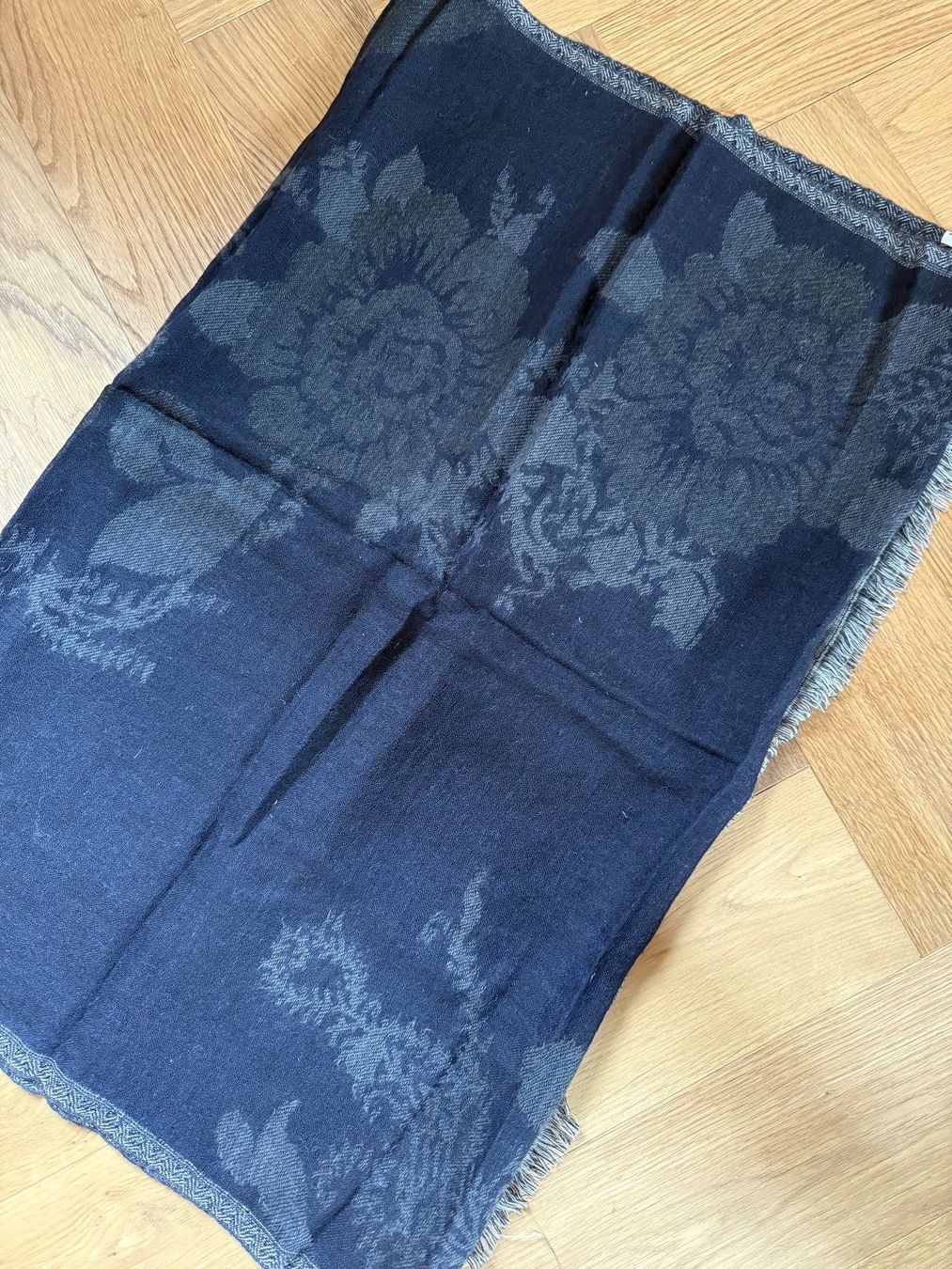 Max Mara Foulard & Sciarpe: Warmer Max Mara Schal mit Rosenmuster - Dunkelblau – Usato da Horgen venduto da tsp_qr5b 1