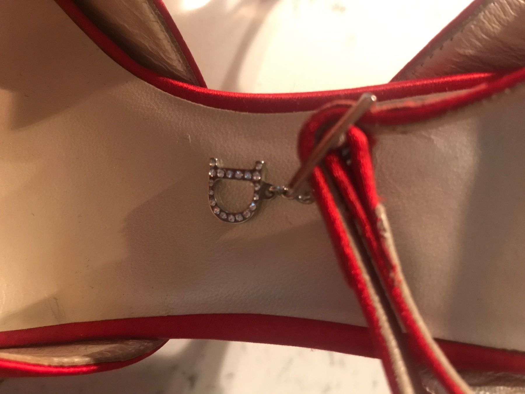 Dior Damenschuhe: Christian Dior red satin evening sandals – Gebraucht aus Biel/Bienne von zit_v5yc 3