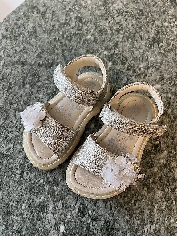 Scarpe per ragazze: Sandalen Gr. 20 – Usato da Luzern venduto da Leonie110 1