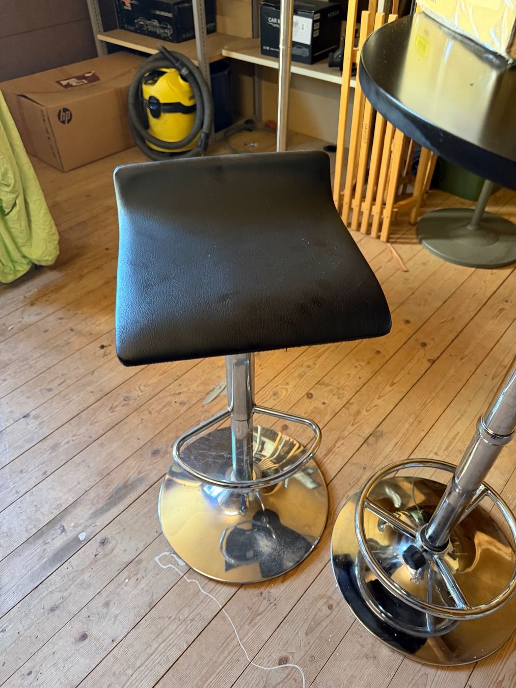 Set di tavolo e panche: Bartisch rund mit Barhocker Farbe schwarz – Usato da Sennhof venduto da Flatron4 1