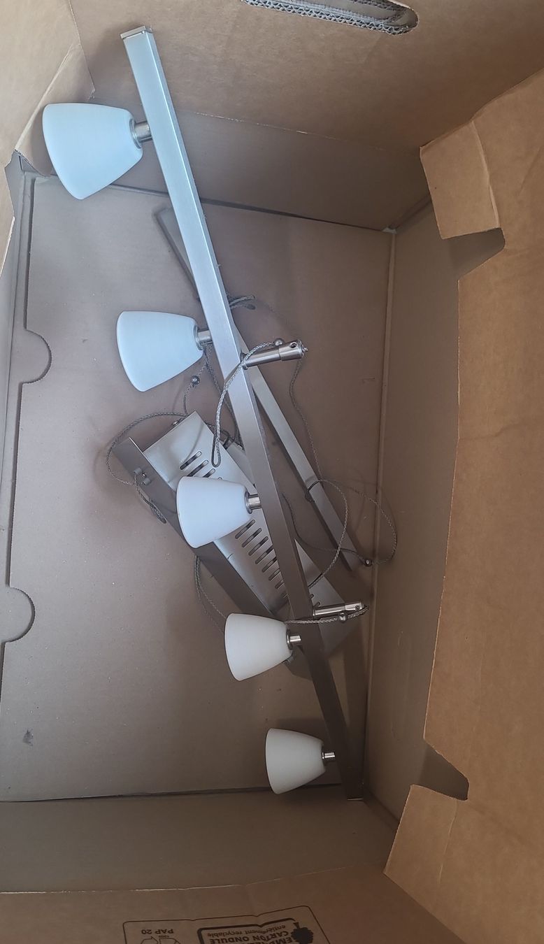 Kronleuchter & Deckenlampen: Deckenlampe mit 5 Spots, Metall, silber, Glas weiss, Top! – Gebraucht aus Liestal von Manowarrior