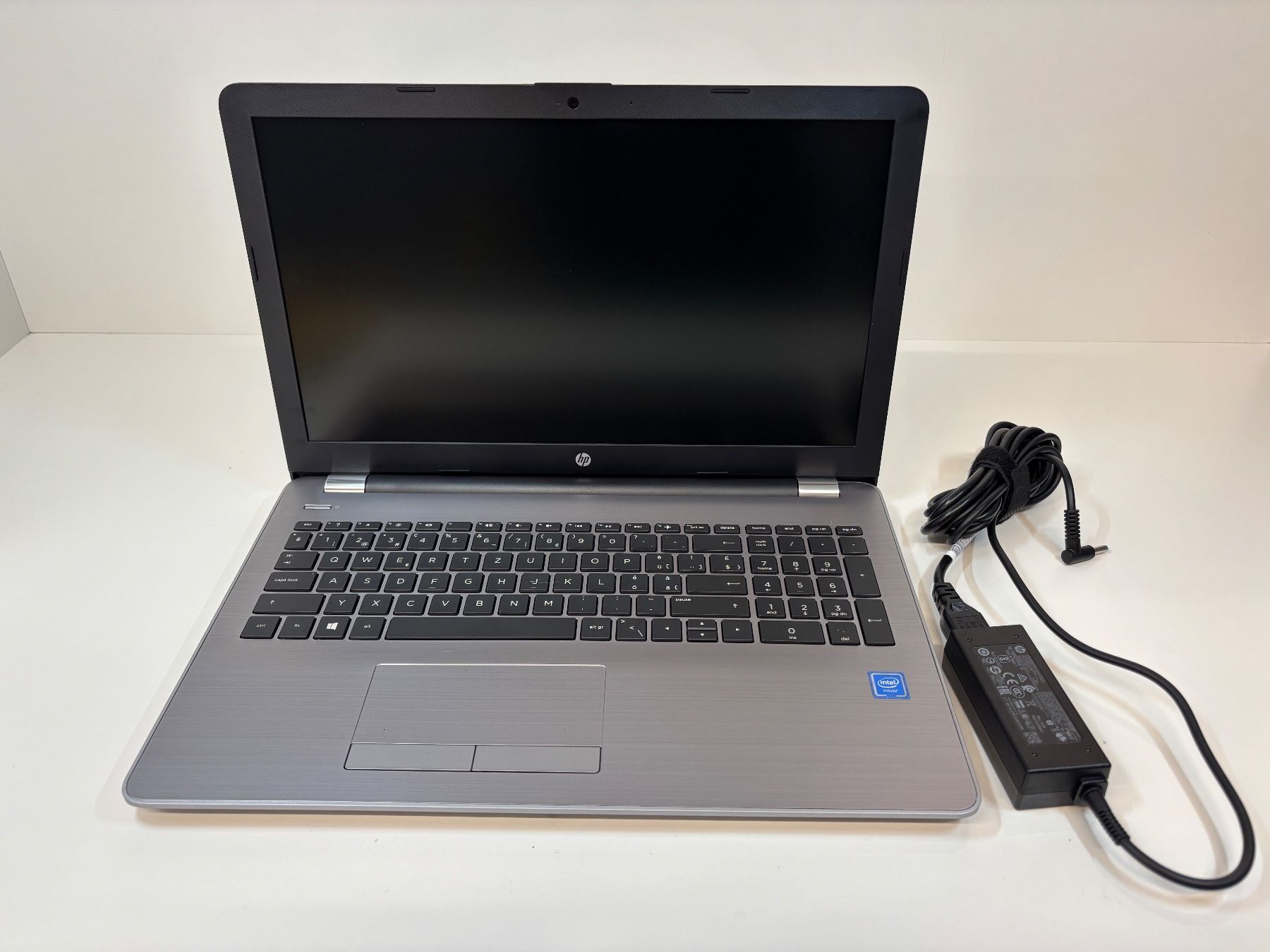 Hewlett Packard Notebooks: Notebook 15.6" HP 250 G6, Intel Core i5, DEFEKT – Defekt aus Lachen SZ von alcom-electronics
