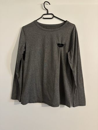 Graues Langarmshirt mit Herz-Detail, Grösse M - Top!