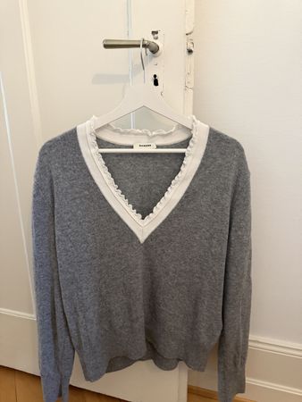 Sandro Pullover grau mit weissem Kragen Grösse 38