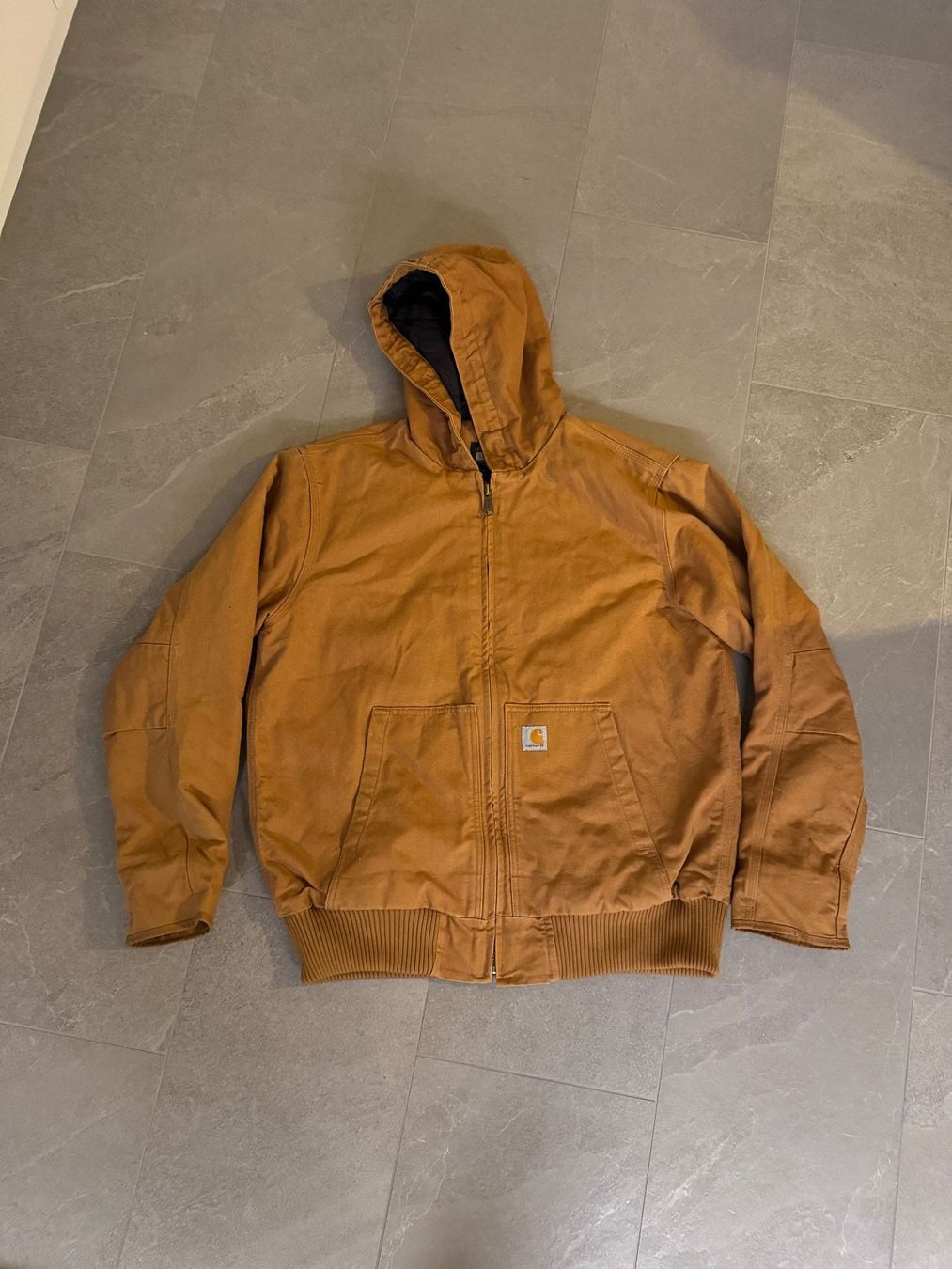Carhartt Giacche: Carhartt Duck Active Jacke mit Kapuze – Usato da Emmenbrücke venduto da reo_q9ku