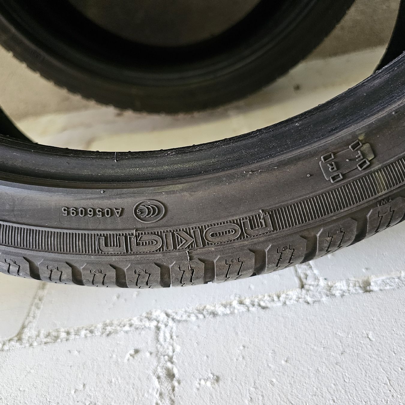 Pneumatici & Ruote complete: 2 Winterreifen 235/35R19 – Usato da Luzern venduto da CyrillUe 1