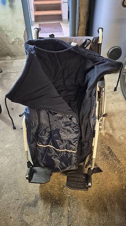 Sedie a rotelle: Rollstuhl ZEBRA inkl Schlupfsack plus Rollator – Usato da Bichelsee venduto da Achso 2