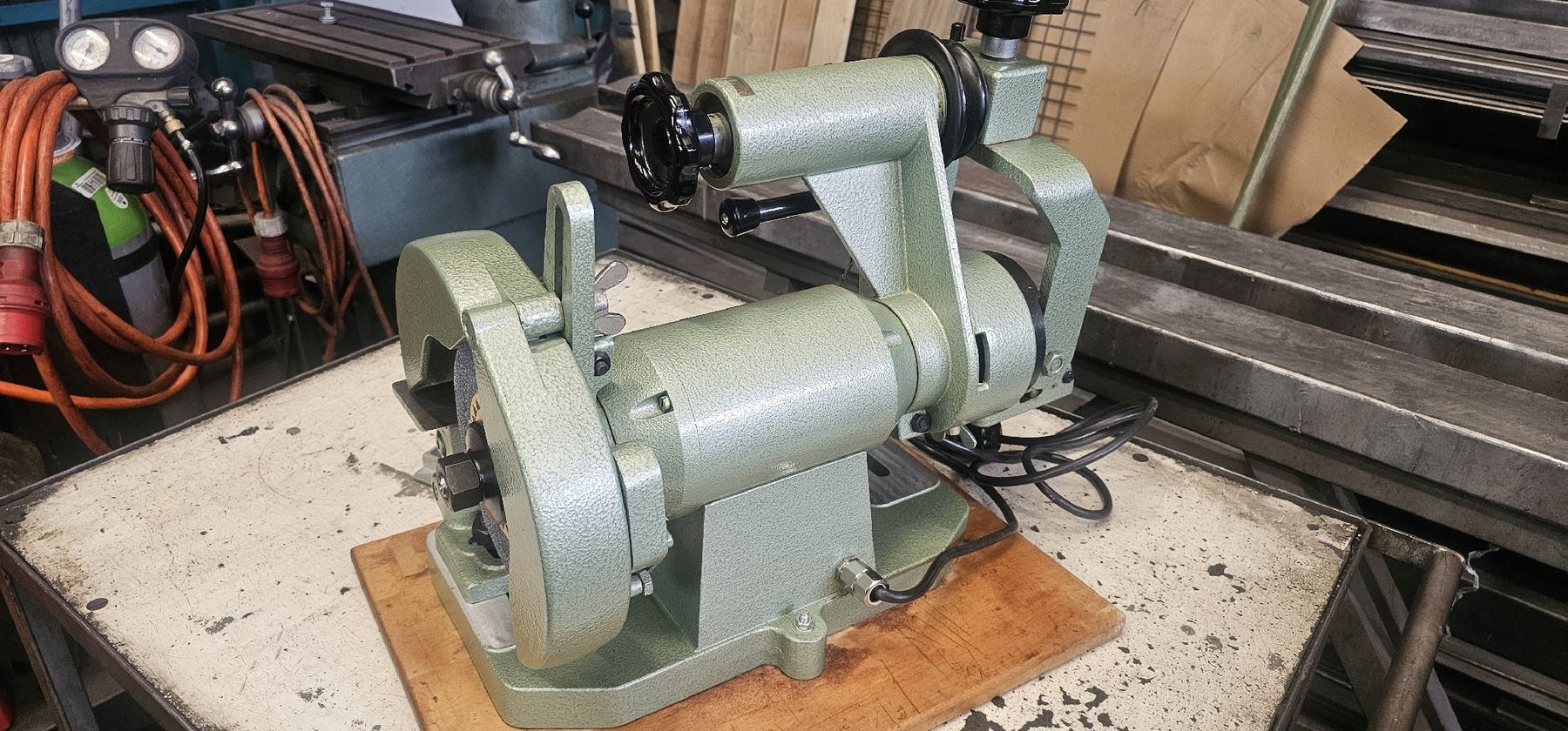 Iseli Schleifen & Polieren: ISELI Stechbeitelschärfmaschine – Gebraucht aus Emmenbrücke von inf_l8yf 6