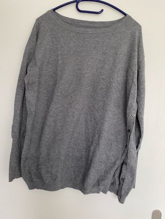 Grauer Pulli mit seitlichen Knöpfen Gr. M/L