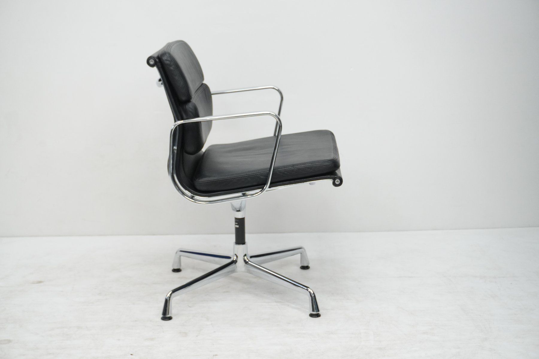 Vitra Sedie: Vitra Soft Pad EA207 Leder nero Designklassiker – Usato da Bad Zurzach venduto da QLASSIQ 2