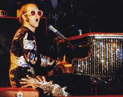ELTON JOHN - handsigniertes Grossfoto (20 x 25 cm) mit COA