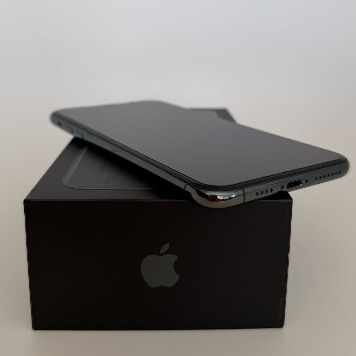 Apple Telefoni cellulari / Smartphones: iPhone 11 Pro Max 64 GB Midnight Green – Usato da Bergdietikon venduto da pinkerton13 2