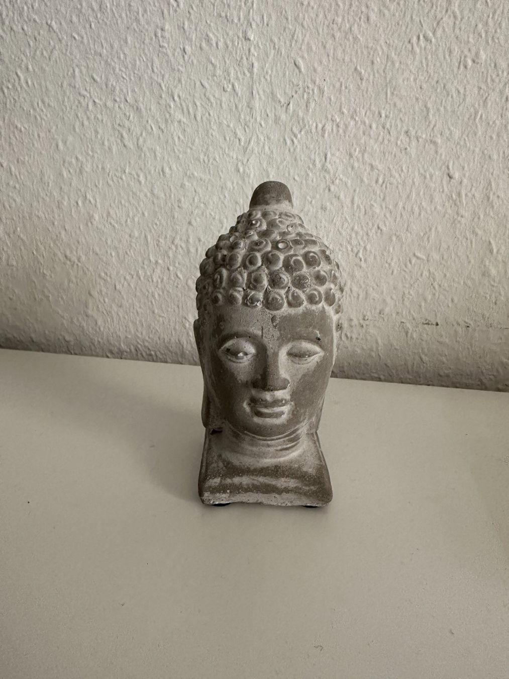 Skulpturen & Statuen: Buddha Kopf hellgrau aus Beton – Gebraucht aus Zürich von Diazaio 1