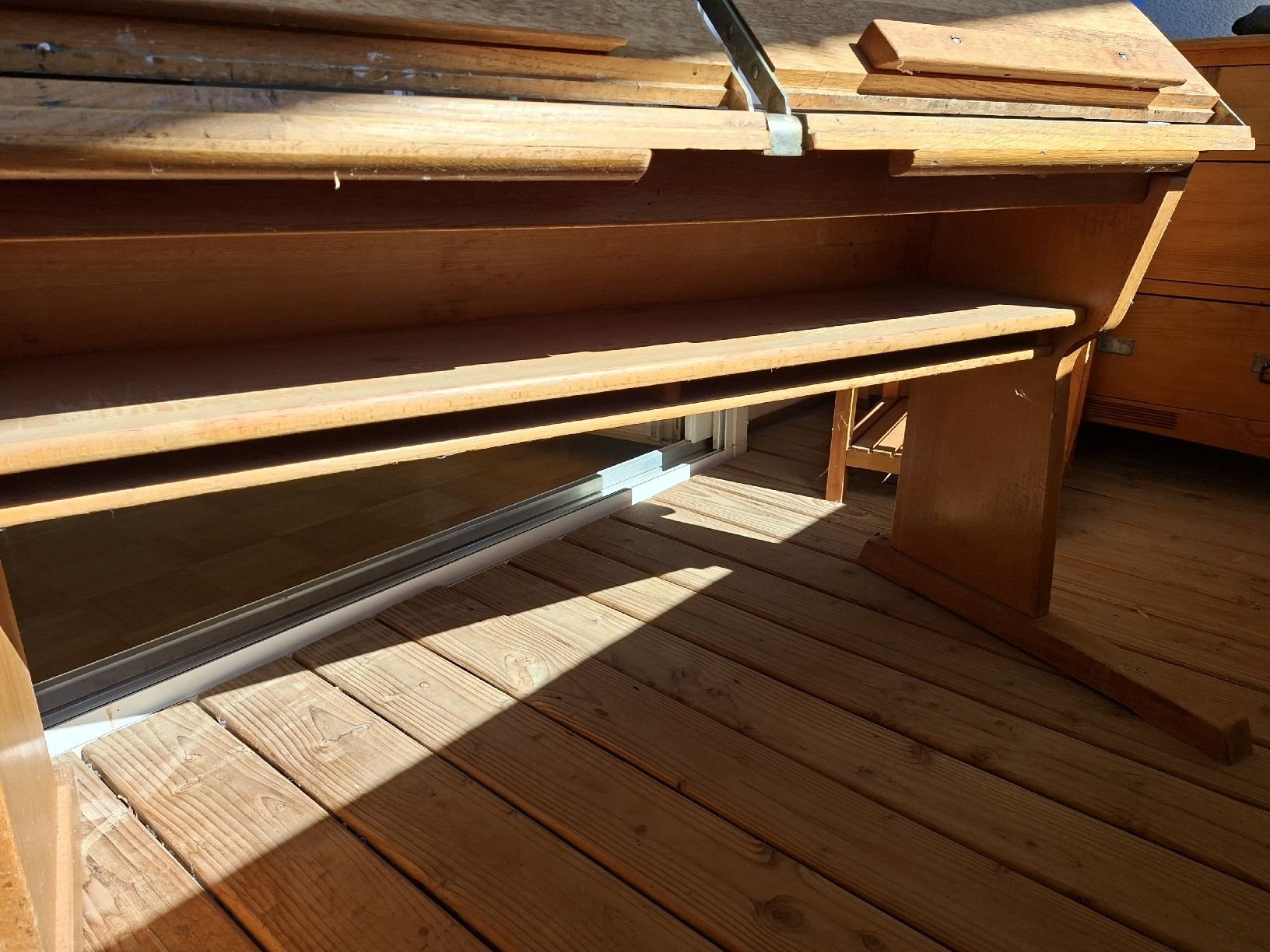 Scrivanie: Alter Schulpult aus Holz, klappbar  – Usato da Oberstammheim venduto da SereinaS 4