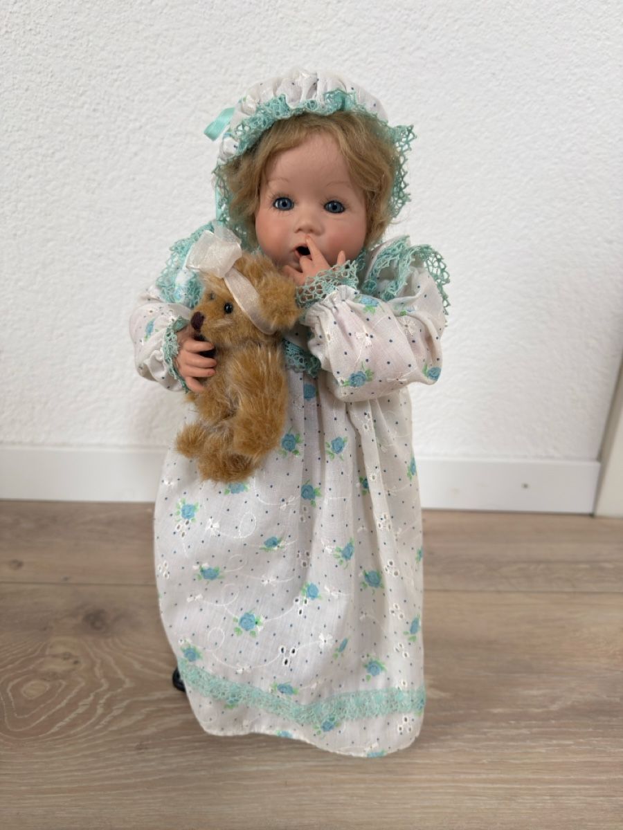 Bambole: Porzellanpuppe mit Teddy 2003, Einzelstück – Usato da Sarmenstorf venduto da Nathaliie_21
