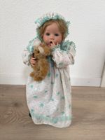 Porzellanpuppe mit Teddy 2003