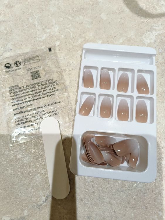 Essence Nails In Style Kunstnägel Nr. 17 Schwarz – 12 Stück Mit Klebepads, Sofort Glänzender Look