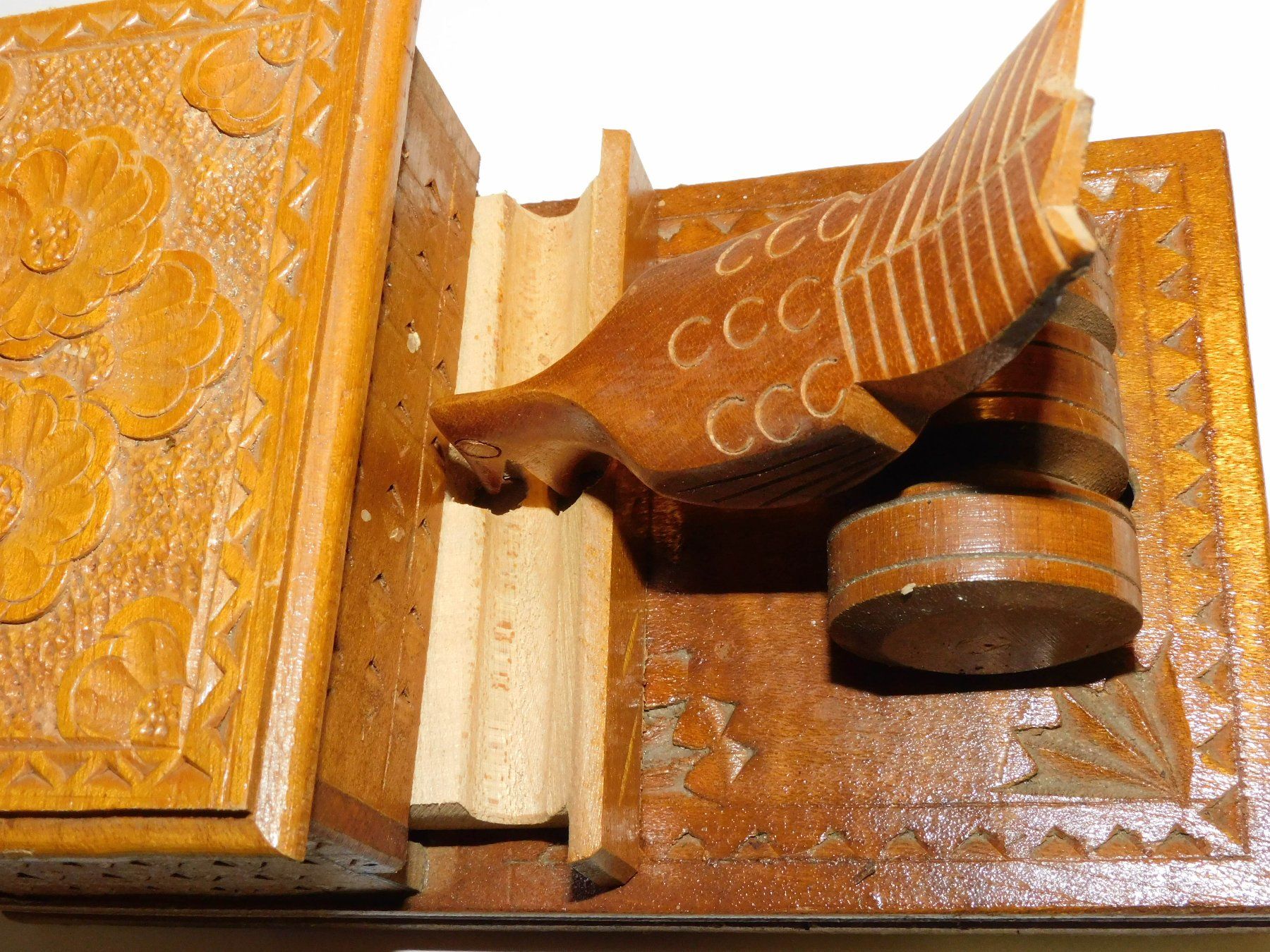 Articoli in legno: Zigarettenspender handgeschnitzt   Design – Usato da Sursee venduto da 76 5