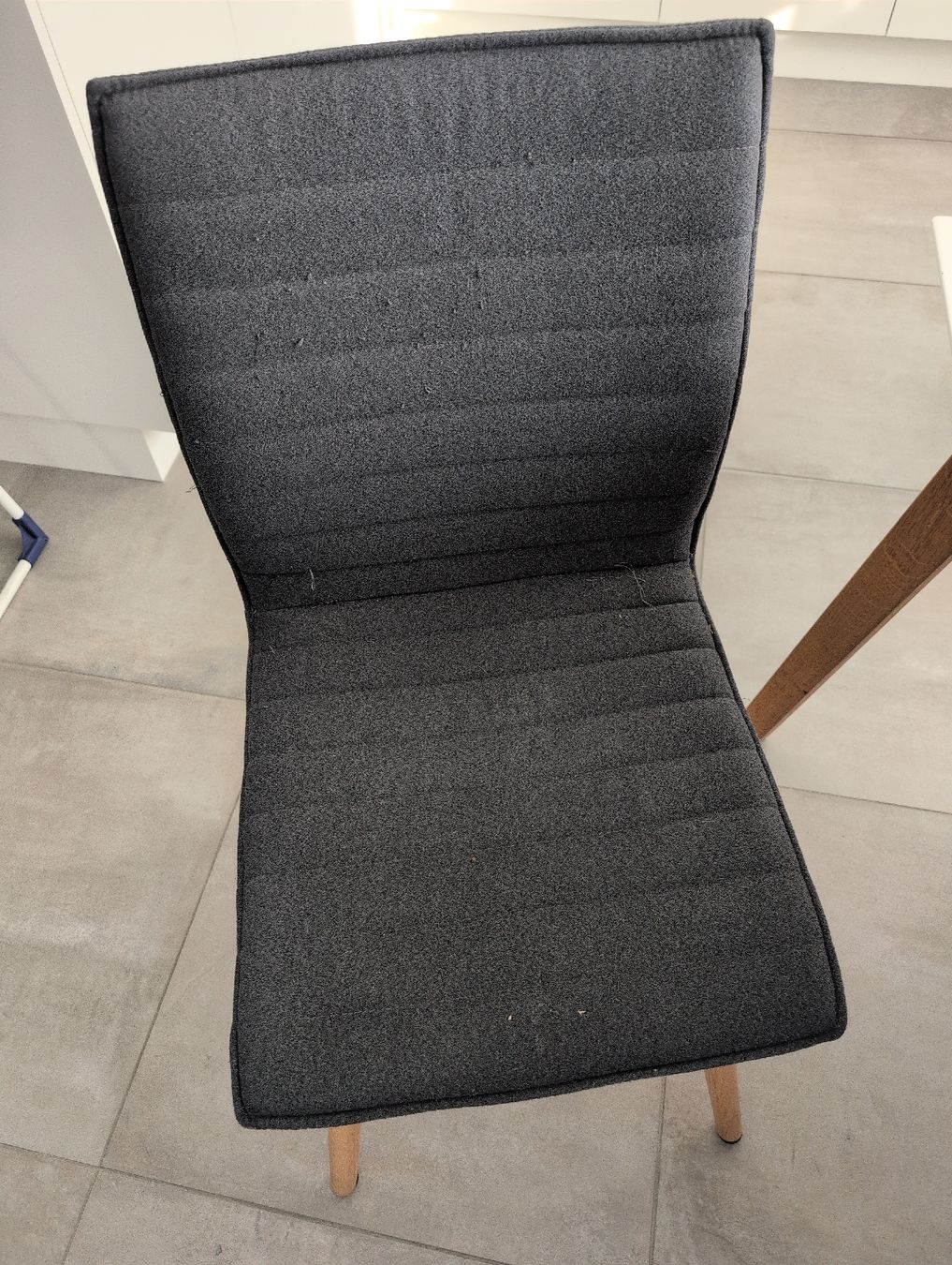 Tischset: Tisch mit 4 Stühlen, sauber, mit Gebrauchsspuren – Gebraucht aus Siebnen von Pasqy 1