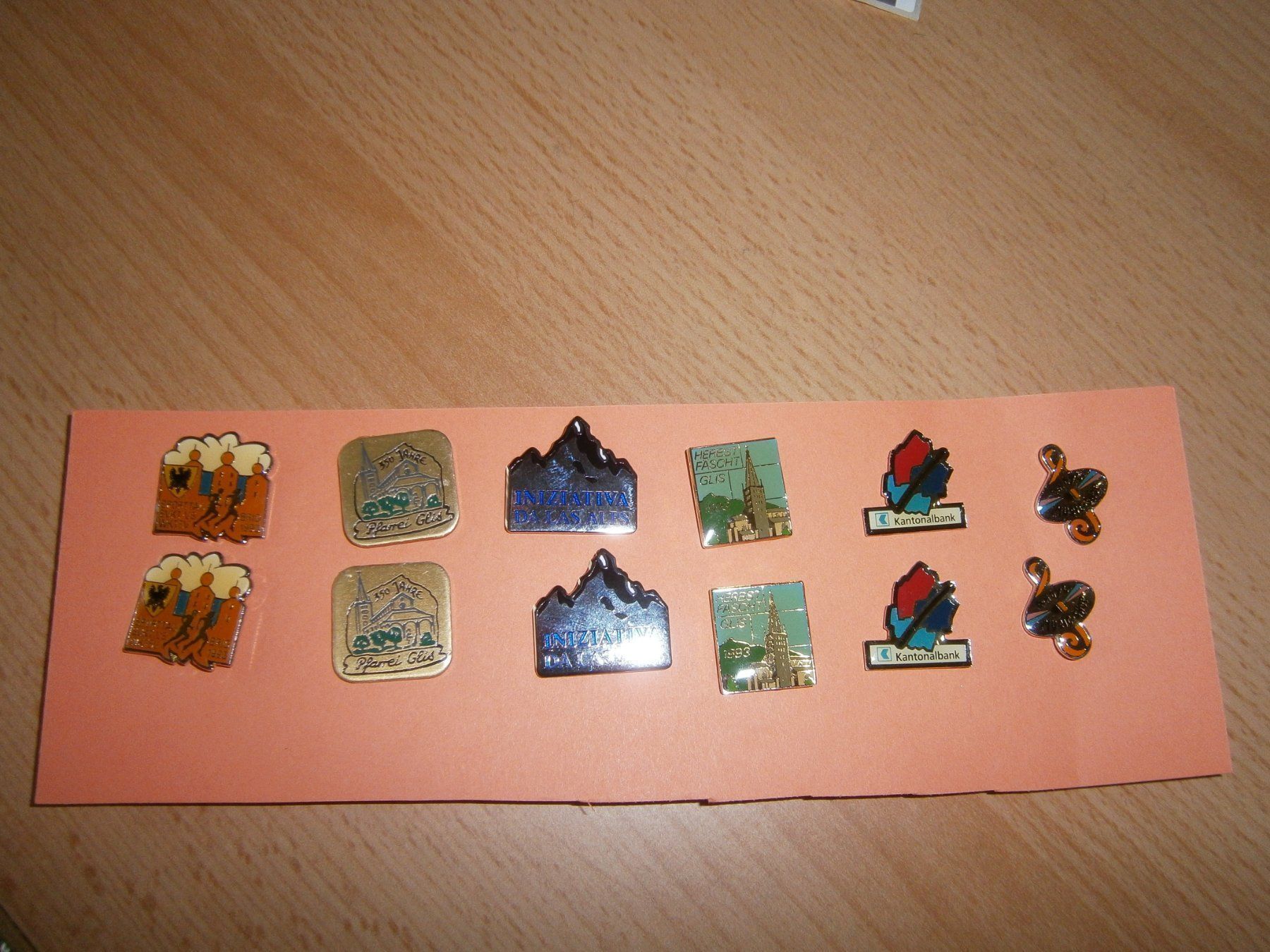 Plaketten & Abzeichen: 12 Pins – Neu (gemäss Beschreibung) aus Schwarzenburg von lore09