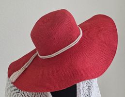 Roter Sommerhut mit breiter Krempe – ideal für sonnige Tage
