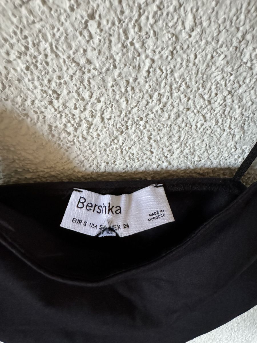 Bershka Top: Crop-Top von Bershka – Usato da Ruggell venduto da mar_vq6b 2