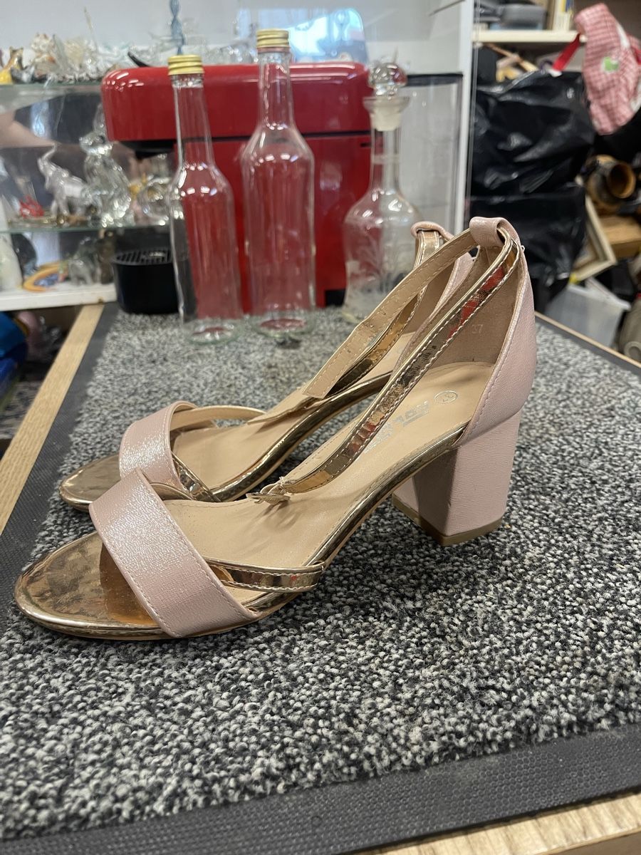Scarpe da donna: Adluum Gr.37 heels – Usato da Oberwil BL venduto da dyl_htk9 1