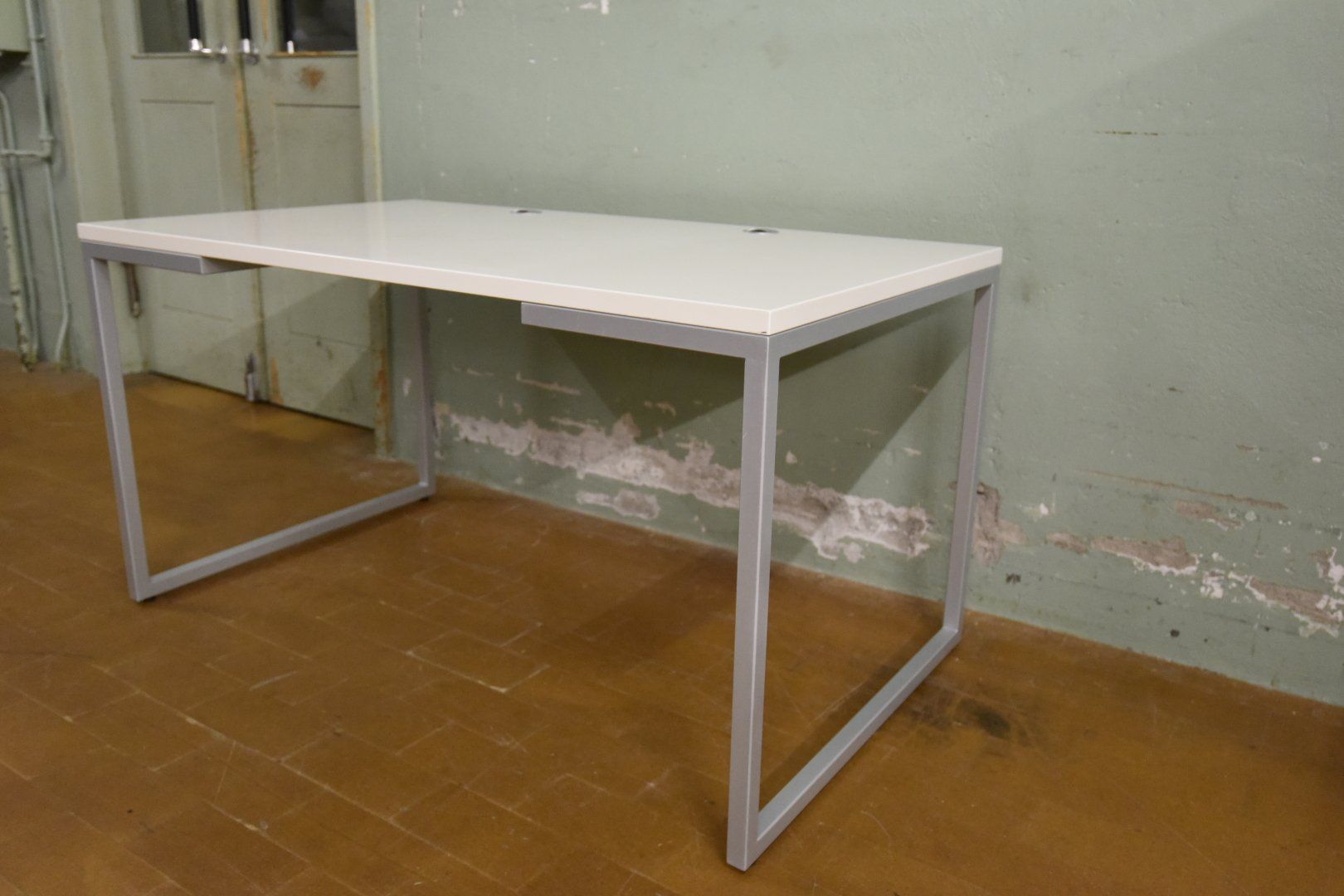 Scrivanie: Schreibtisch mit Metallgestell – Usato da Lichtensteig venduto da UsedINStore