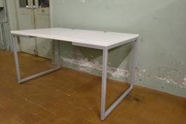 Schreibtisch mit Metallgestell