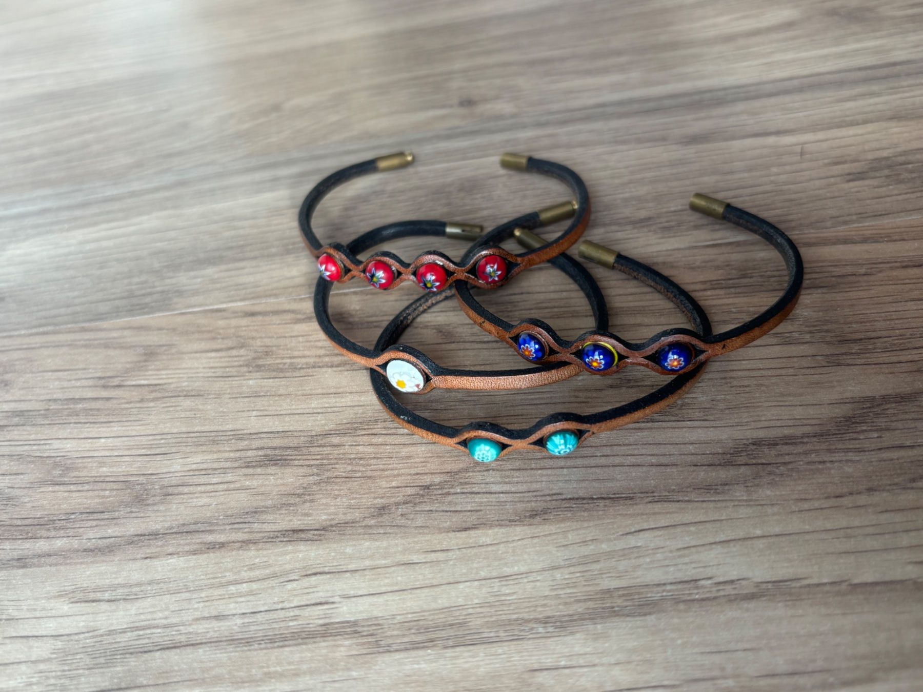 Bracciali & Braccialetti: Set of leather bracelets – Nuovo (secondo la descrizione) da St-George venduto da elena27 2