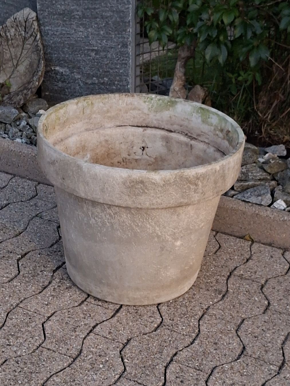 Eternit Blumentöpfe: Willy Guhl Eternitt Blumentopf – Gebraucht aus Ganterschwil von HeidiuPeter
