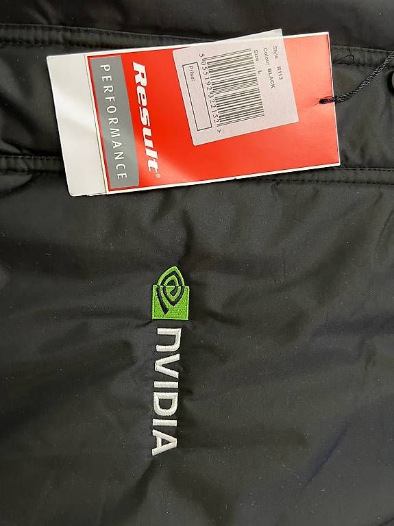 Gilets & Westen: NVIDIA Result Performance Outerware Gilet mit Logo L – Neu und originalverpackt aus Ehrendingen von Veiga 1