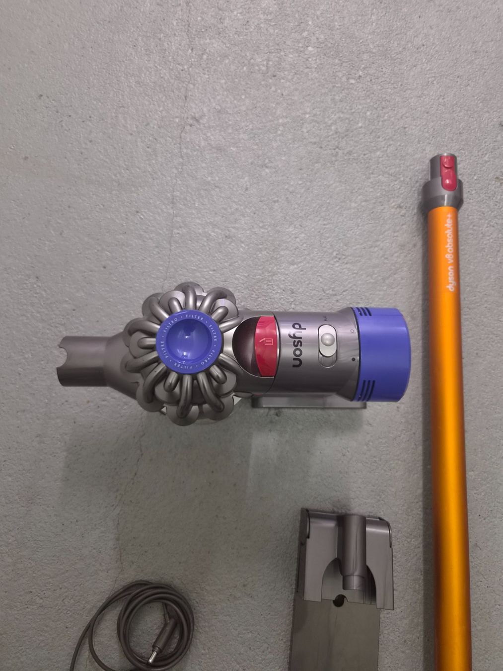 Dyson Aspirateurs & Accessoires: Dyson V8 Akkusauger – D'occasion à Domat Ems par tchnesa 3